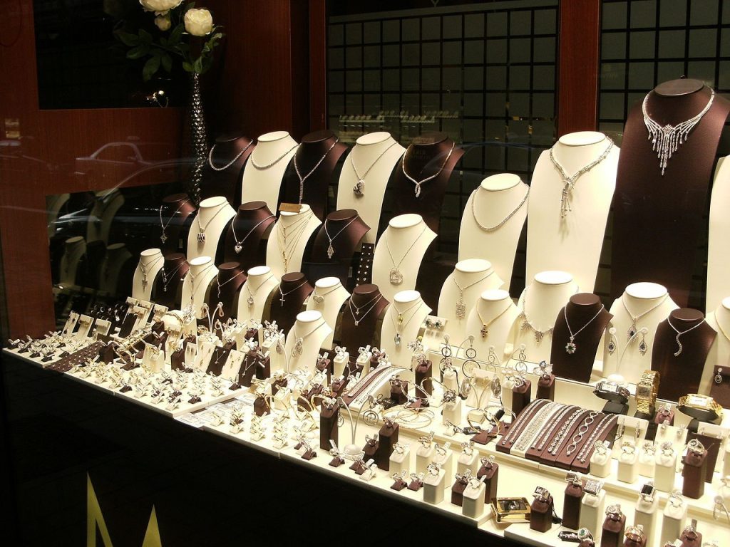 creative ways to display jewelry for sale