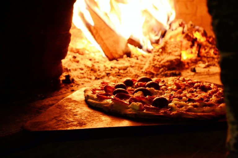 Why Do Experts Recommend Wooden Ovens for Pizza Baking?
