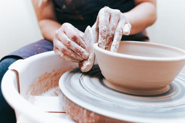 Potters wheel vs hand-building methods (differences and advantages)